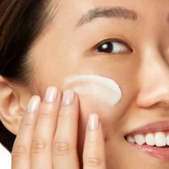 Kiehl's Ultra Facial Overnight Hydrating Face Mask With 10.5% Squalane -Sigma Store Kiehls Ultra Facial Overnight Hydrating Face Mask with 10.5 Squalane model swatch face