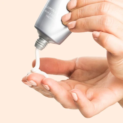 Cosmedix Illuminate & Lift Neck & Decolette Treatment 2 Cosmedix Illuminate & Lift Neck & Decolette Treatment - Image 2